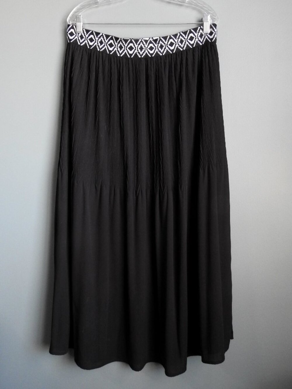 New Directions Black Flowy Skirt w/Abstract Design Waist, Size Large